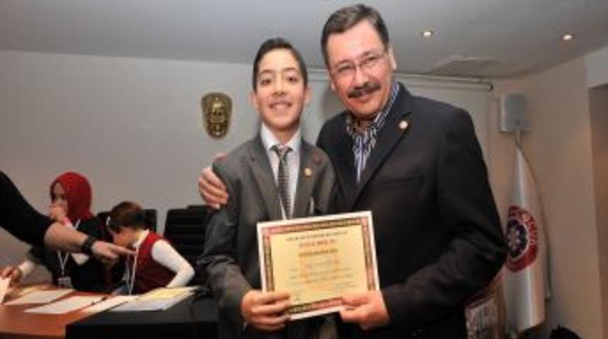 Başkan G&ouml;k&ccedil;ek, &Ccedil;ocuk Meclisi &uuml;yelerine mazbatalarını verdi