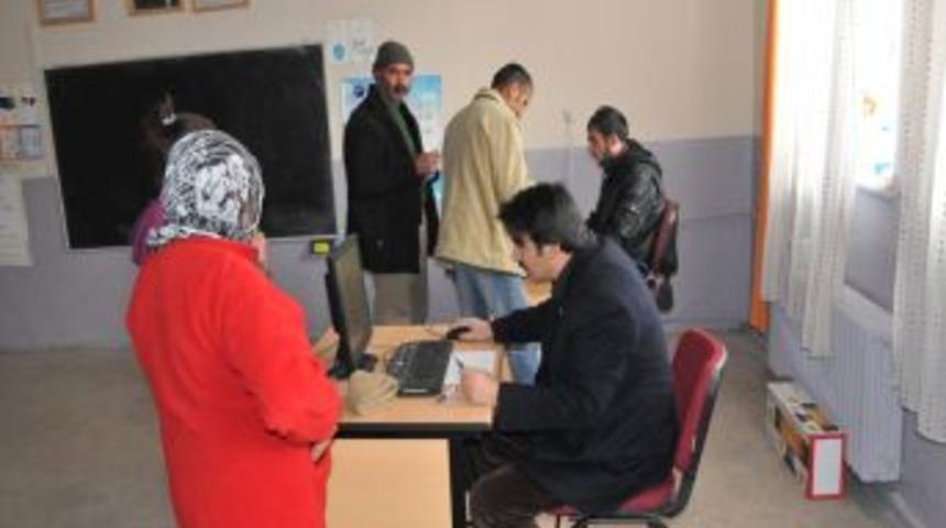 Van Valiliği depremzedeler i&ccedil;in 'Beyaz Masa M&uuml;racaat Merkezi' a&ccedil;tı