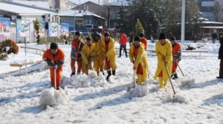 Malatya Belediyesi kar temizliği yapıyor