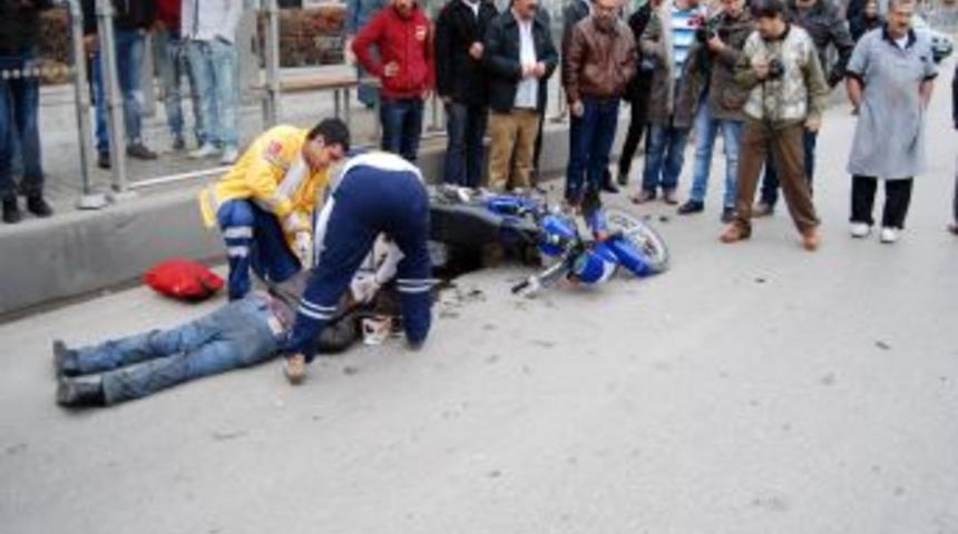 Kırmızı ışıkta ge&ccedil;en motosiklet s&uuml;r&uuml;c&uuml;s&uuml; ağır yaralandı
