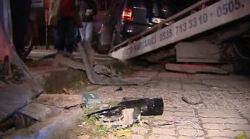 S&uuml;ratli minib&uuml;s tali yoldan gelen otomobille &ccedil;arpıştı: 3 yaralı