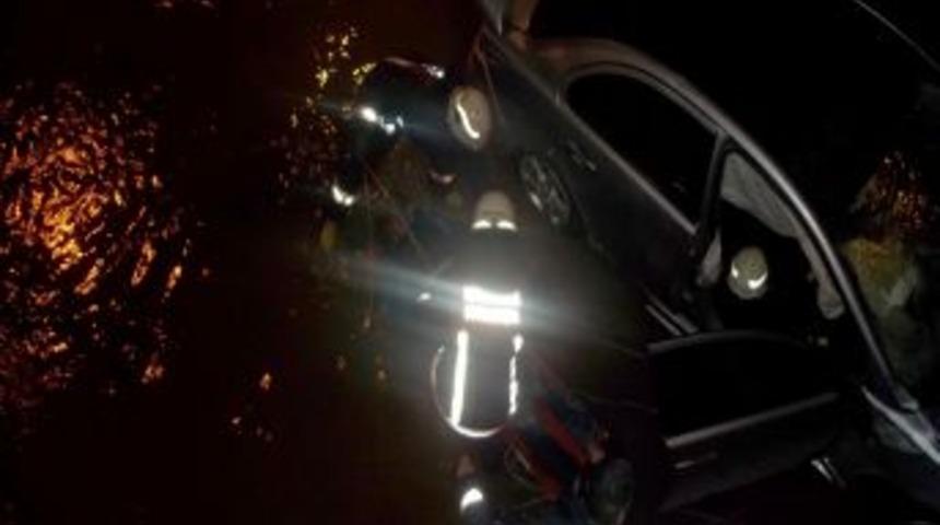 Otomobil dereye u&ccedil;tu: 1&rsquo;i ağır, 2 yaralı