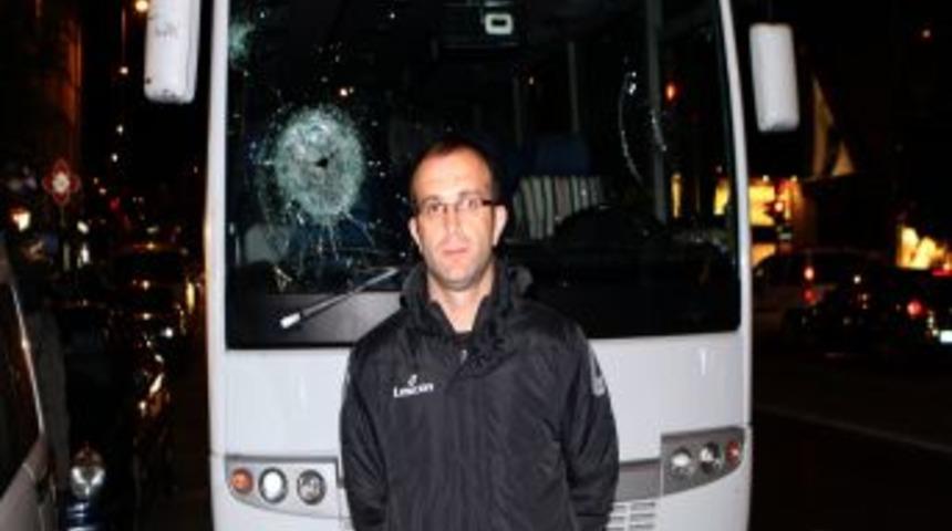 Amat&ouml;r futbolcuları taşıyan minib&uuml;s taşlandı: 3 yaralı