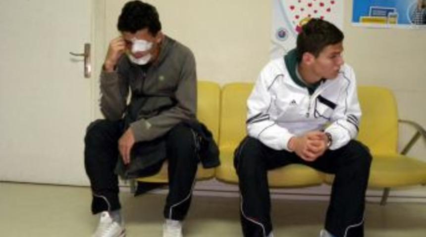 Konuk takımın otob&uuml;s&uuml; taşlandı, 2 futbolcu yaralandı