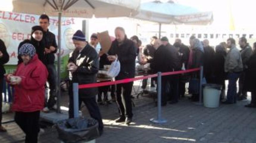 Tuzla'da s&uuml;regelen aşure dağıtım geleneğini &Uuml;sk&uuml;dar İskelesi&rsquo;ne taşıdı