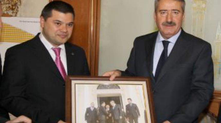 İzmir Valisi Kıra&ccedil;'a, merhum Muhsin Yazıcıoğlu'nun fotoğrafları hediye edildi