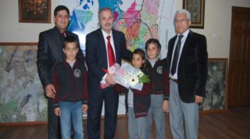 Başkan &Ouml;zgan: &Ouml;ğrencilerden b&uuml;y&uuml;k beklentilerimiz var