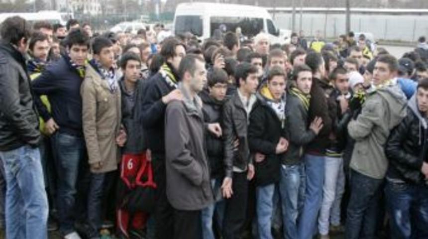 Fenerbah&ccedil;e taraftarından bilet izdihamı