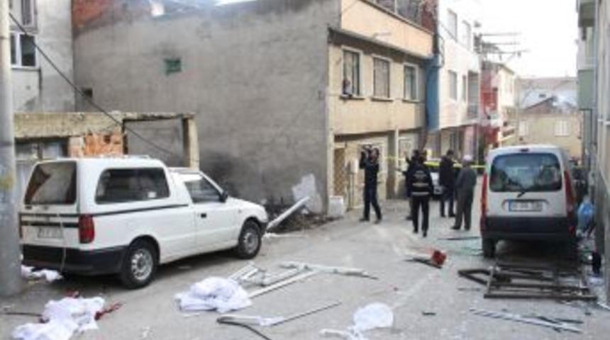 Apartmanda doğalgaz patladı, 3 yaralı