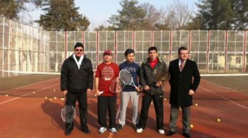 Bakan Şimşek, haftaya tenis oynayarak başladı