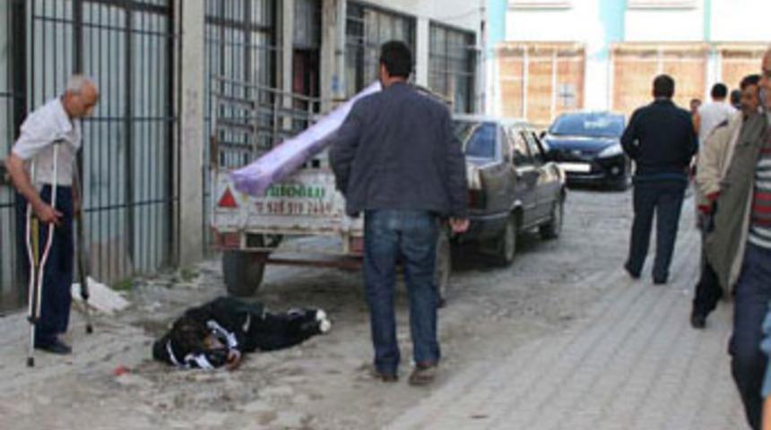 Eşini bıçaklayıp 3'üncü kattan atladı