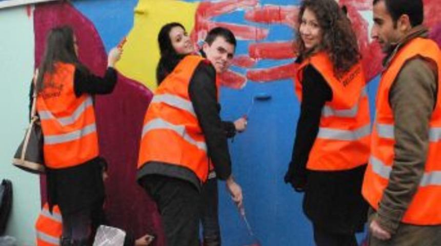 Romen g&ouml;n&uuml;ll&uuml; gen&ccedil;ler Yenimahalle'de