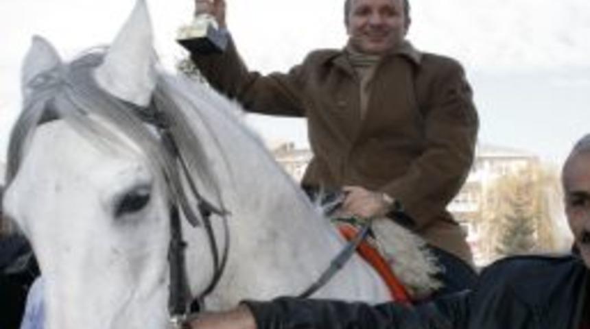 Başbakan Erdoğan'a hediye edilen cirit atı &ouml;ld&uuml;