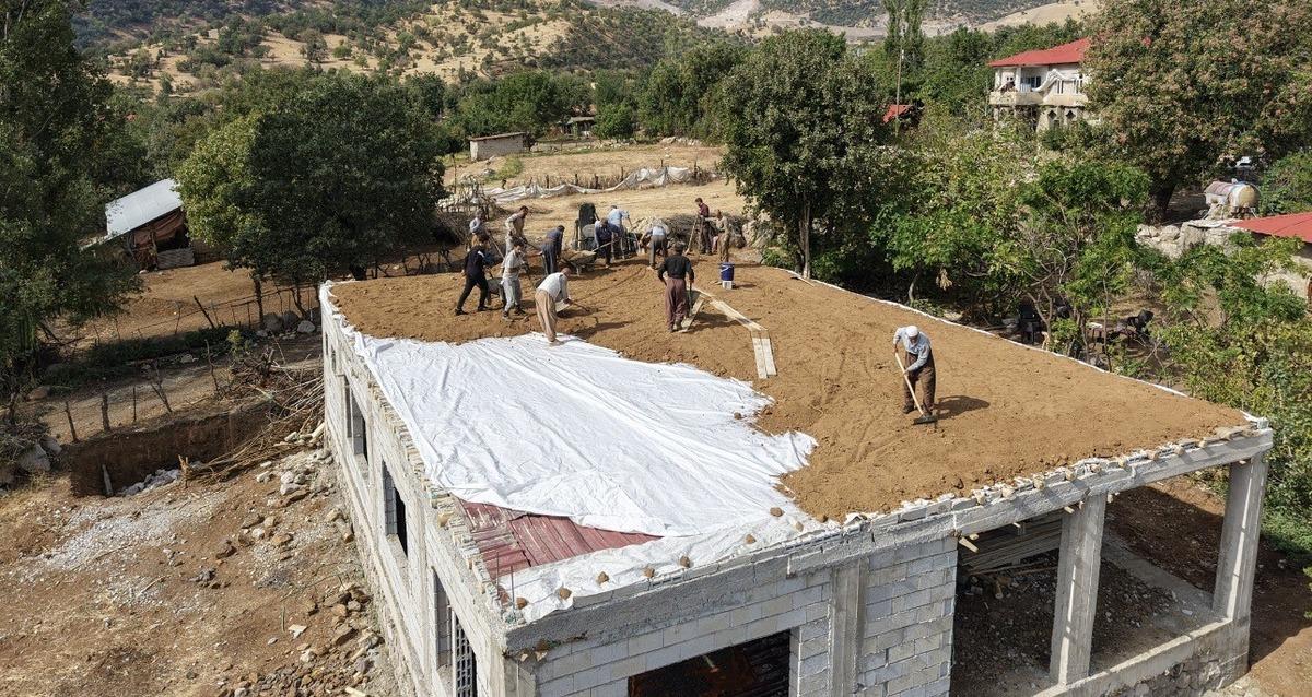 Mahalleli toplaşıp evin damına toprak serdi: Nedenini duyan şaşırıyor! 2