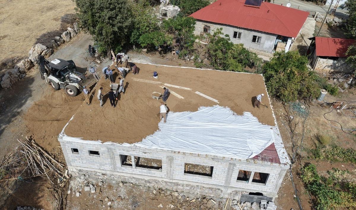 Mahalleli toplaşıp evin damına toprak serdi: Nedenini duyan şaşırıyor! 3
