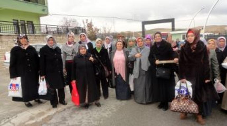 Hanımlar lokali &uuml;yelerinden huzurevine ziyaret