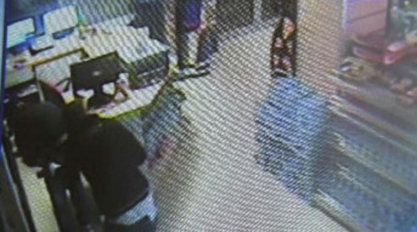 Hırsız, iş &uuml;st&uuml;nde arkadaşını soydu