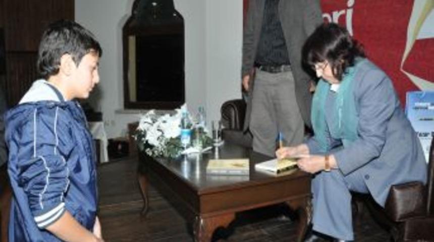 Yazar Sevin&ccedil; &Ccedil;okum, Ke&ccedil;i&ouml;renlilerle buluştu