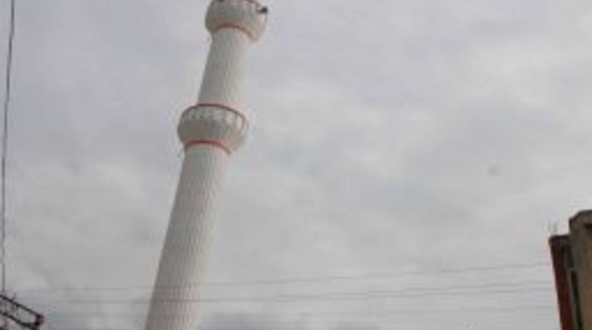 Cami minareleri kırmızı beyaza b&uuml;r&uuml;nd&uuml;