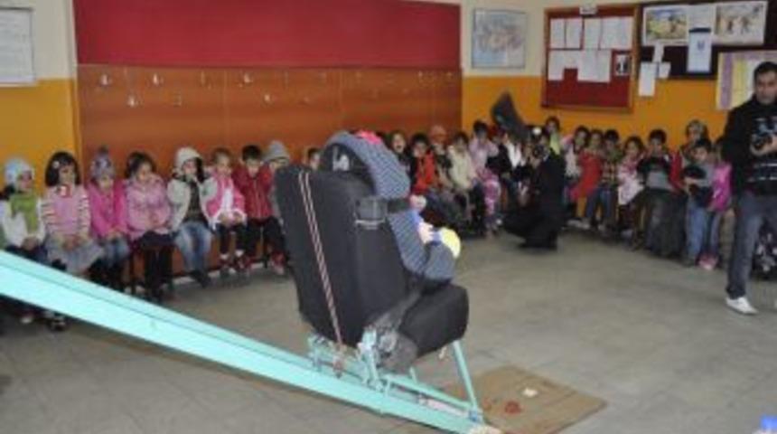 Polisin hazırlayıp anlattığı &ccedil;ocuk koltuğu d&uuml;zeneği b&uuml;y&uuml;k ilgi &ccedil;ekti