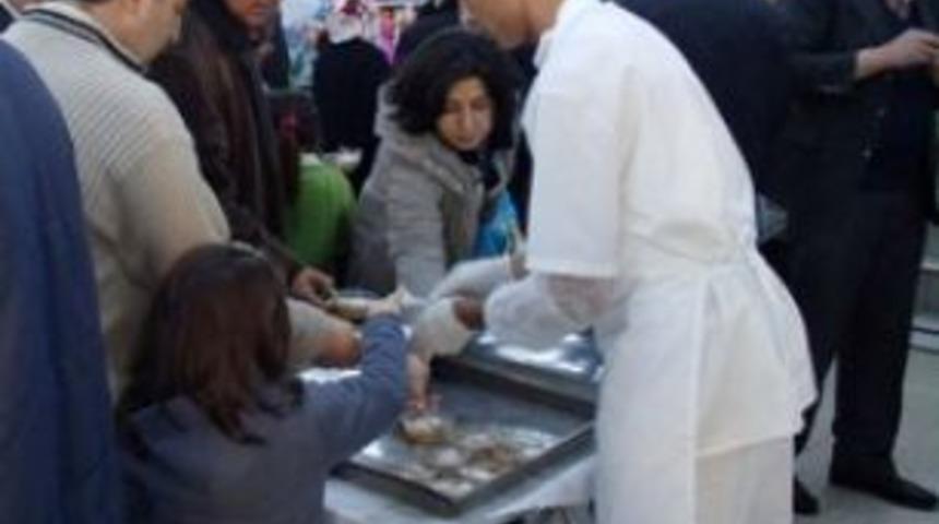 M&uuml;şterilerine Aşure İkram Ettiler