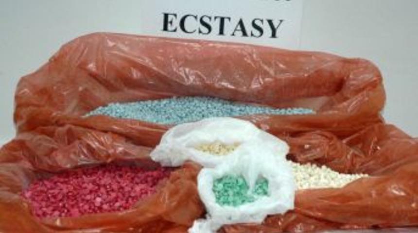 Polis, uyuşturucu operasyonunda 70 bin ecstasy hap ele ge&ccedil;irdi