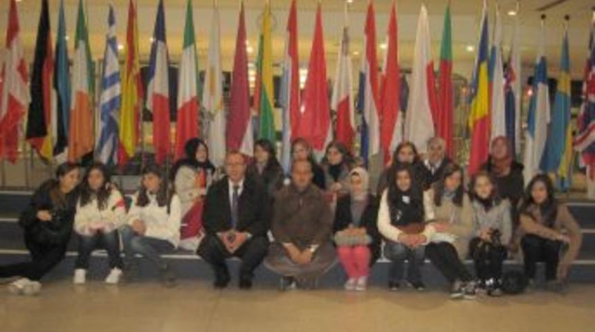 G&uuml;lbaharlı &ouml;ğretmen ve &ouml;ğrenciler, AB Parlementosu'nu gezdi