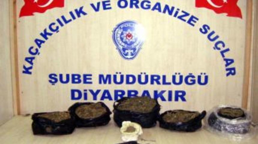 Terlik tabanında &ccedil;ıkan eroin polisi bile şaşırttı