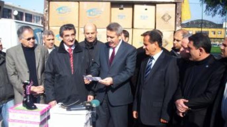 İzmir'den depremzedelere 5 bin &ccedil;ift ayakkabı g&ouml;nderildi