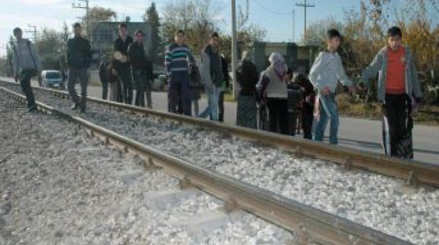 İki gen&ccedil; kız raylardan ge&ccedil;mek isterken ağır yaralandı