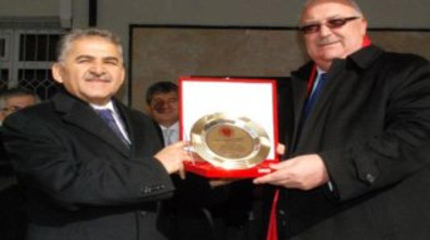 B&uuml;y&uuml;kkılı&ccedil;&rsquo;a eğitime desteği i&ccedil;in plaket