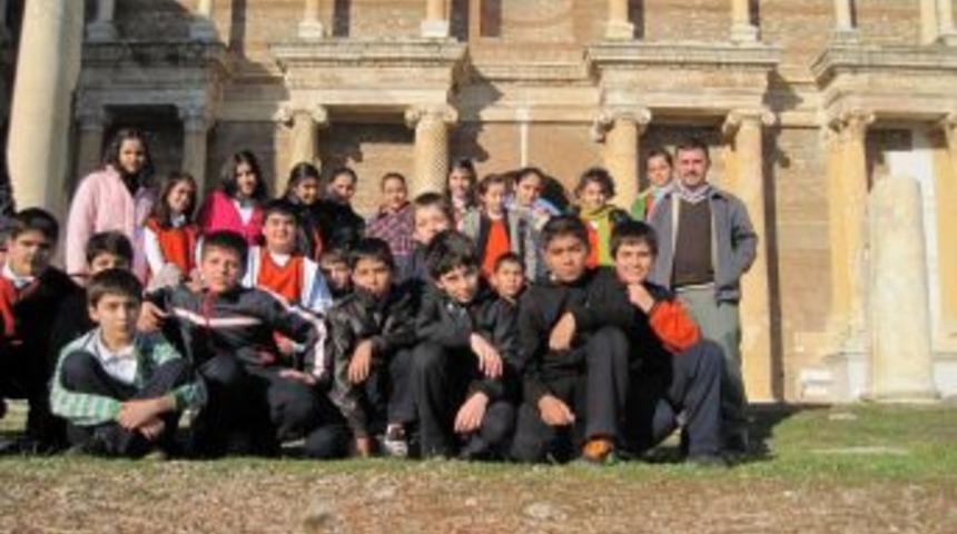 Salihli Zuhal İ.&Ouml;. &Ouml;ğrencileri Lidya Medeniyetinin başkenti Sart&rsquo;ta ders işledi