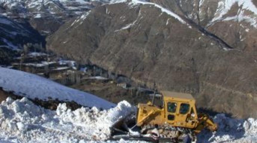 İş makinasının yakıtını &ccedil;aldılar