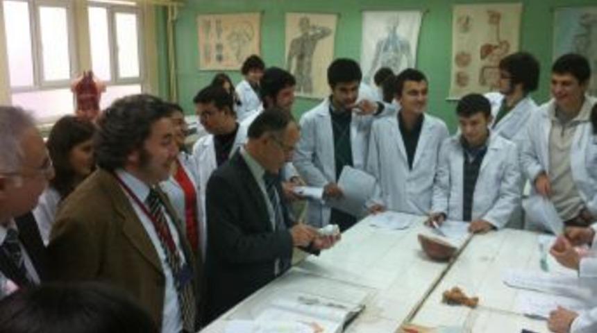 OM&Uuml; Rekt&ouml;r&uuml; Akan, &ouml;ğrencilerin sorunlarını laboratuvarda dinledi