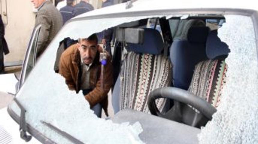 Apartmanda doğalgaz patladı, 3 yaralı