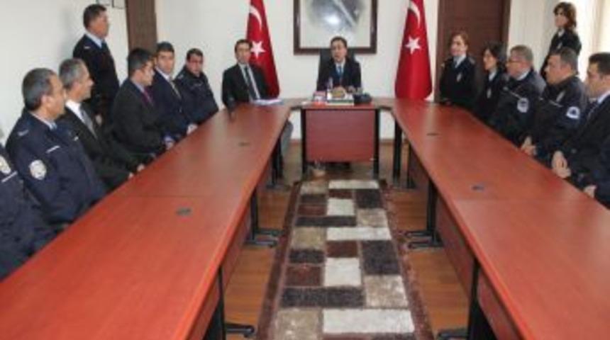 Kaymakam Bilgin, emniyet personelini &ouml;d&uuml;llendirdi