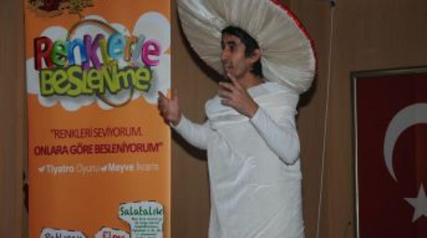 Minikler renklerle besleniyor