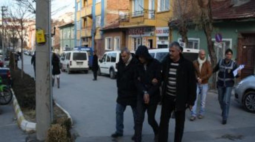 İnternette kadın sanarak tanıştığı kişi tarafından evine &ccedil;ağrılıp soyuldu