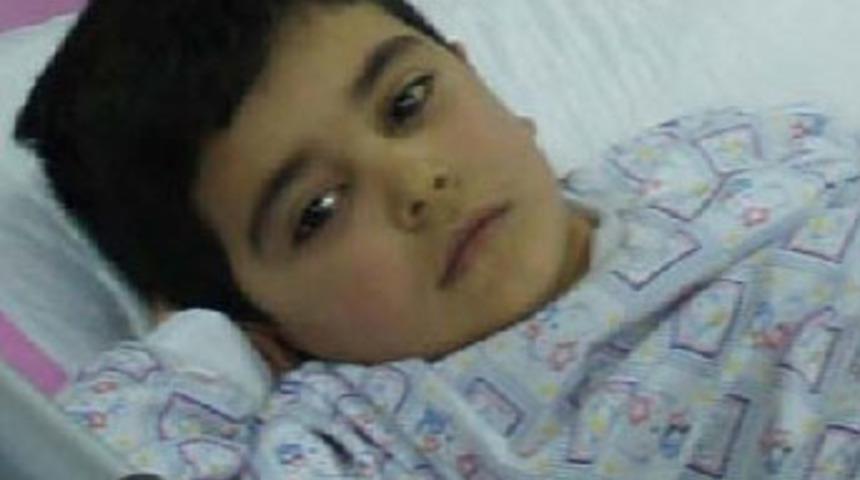 &Ccedil;atapat yutan k&uuml;&ccedil;&uuml;k &ccedil;ocuk &ouml;ld&uuml;