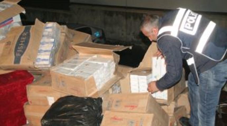 Depremzedelerin g&ouml;&ccedil; kamyonunda 40 bin paket ka&ccedil;ak sigara yakalandı