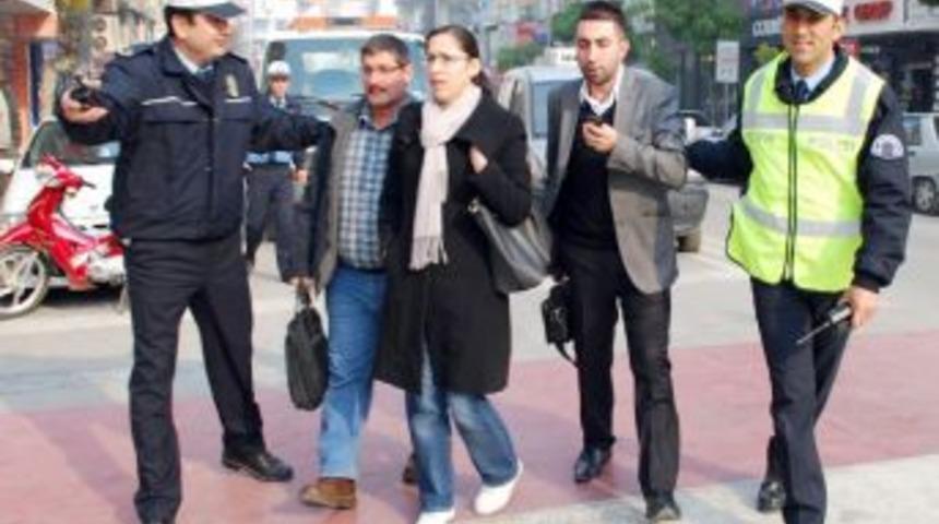 Kırmızı ışıkta ge&ccedil;en yayalara para cezası kesildi