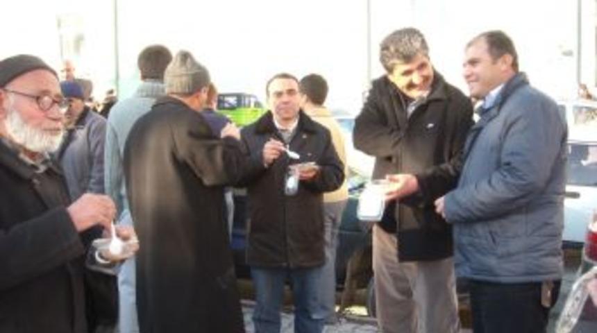 Memurlar vatandaşlara aşure dağıttı