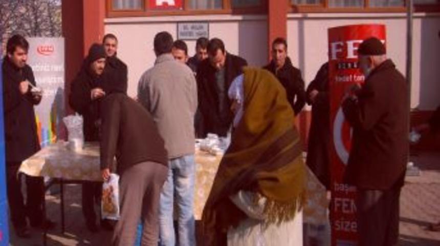 FEM Dershanesi Horasan&rsquo;da bin kişiye aşure dağıttı