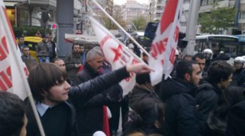 Yol kapatan gruba polis m&uuml;dahale etti: 9 g&ouml;zaltı