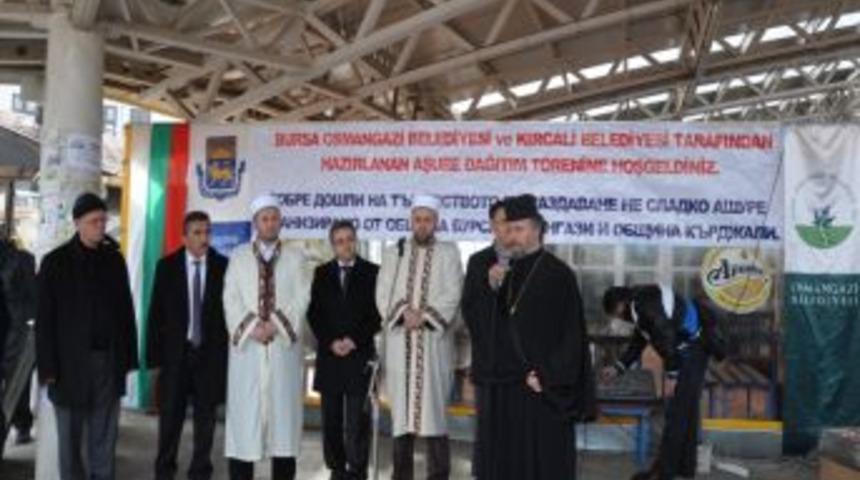 Kırcaali'ndeki aşure ikramı farklı dinlerden binlerce kişiyi bir araya getirdi