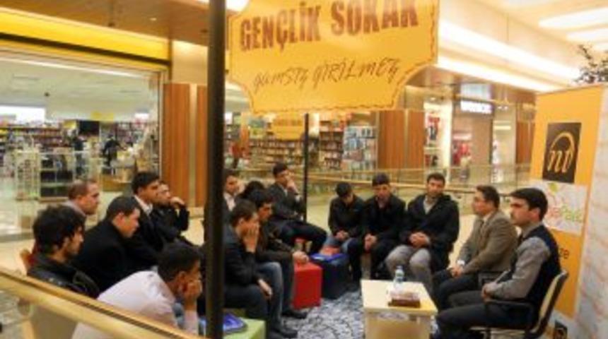 Ak&ccedil;adağ İl&ccedil;e M&uuml;ft&uuml;s&uuml; Karadaş, 'Gen&ccedil;lik Sokağı'nda