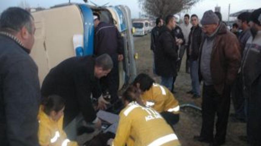 Fabrika iş&ccedil;ilerini taşıyan minib&uuml;s devrildi: 5'i ağır 8 yaralı