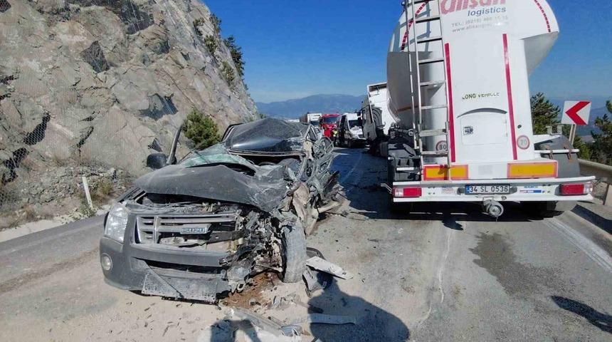 Bolu&rsquo;da tır ile pikap &ccedil;arpıştı: 1 &ouml;l&uuml;, 2 yaralı