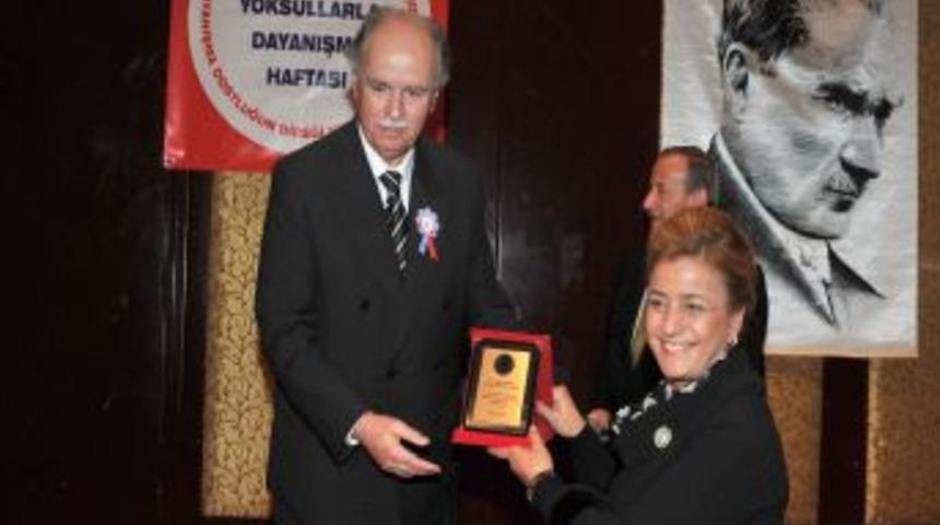 YOYAV&rsquo;dan Melih G&ouml;k&ccedil;ek&rsquo;e ş&uuml;kran plaketi