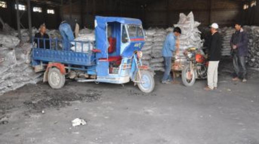 Akçakale Kaymakamlığı ihtiyaç sahibi bin aileye kömür yardımı yaptı.